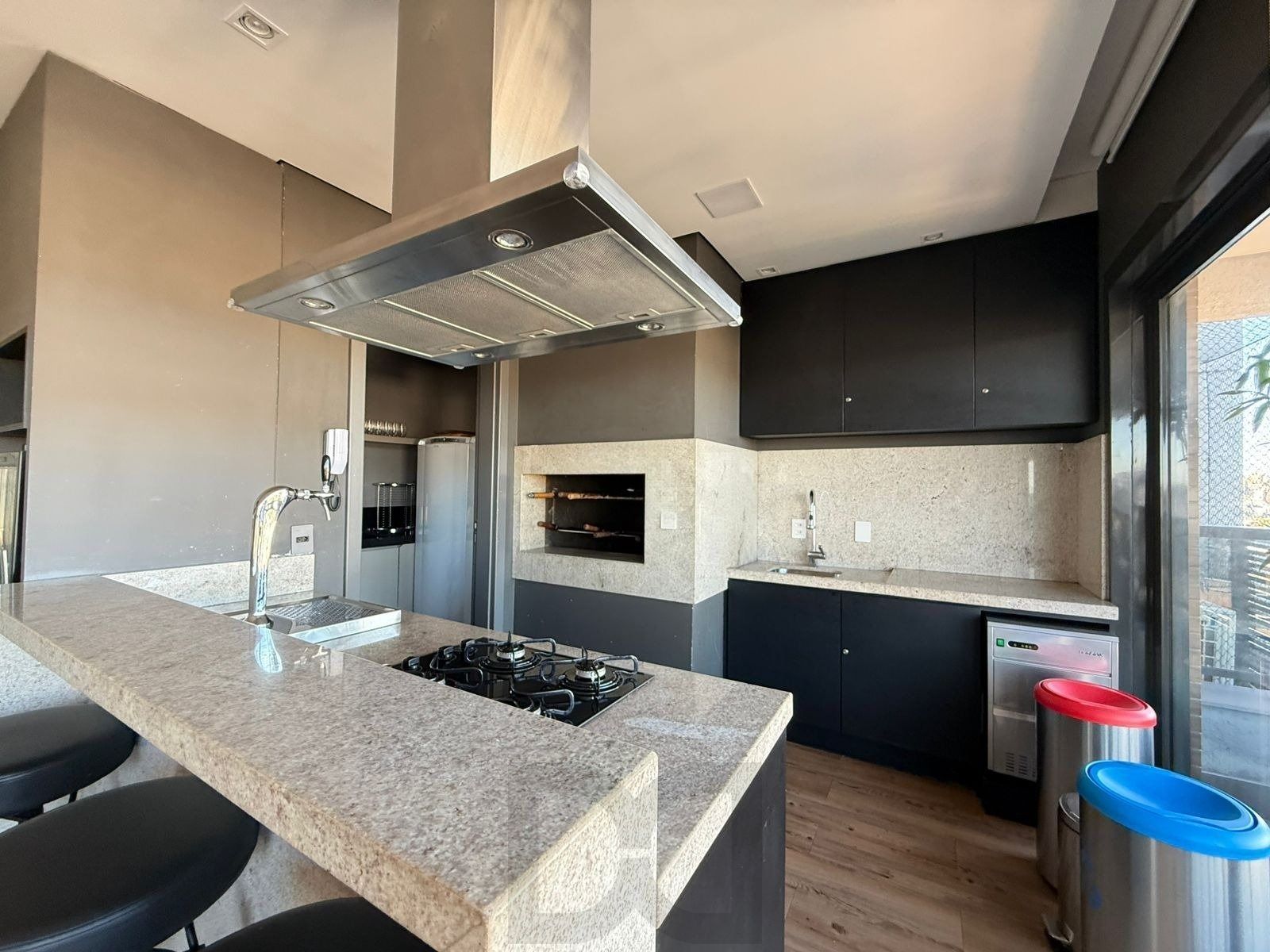 Apartamento com 2 dormitórios, suíte e churrasqueira. — foto 25