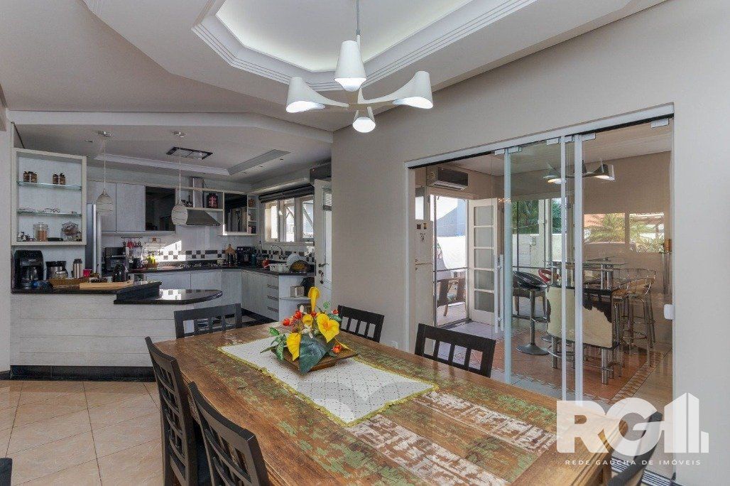Casa em Condomínio com 3 Suítes, Espaço Gourmet e 5 Vagas de Garagem — foto 5