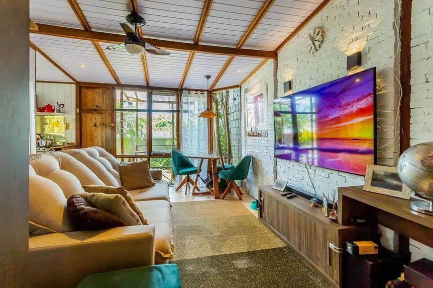 Casa térrea com 3 dormitórios, amplo pátio e 2 vagas de garagem cobertas. — foto 5