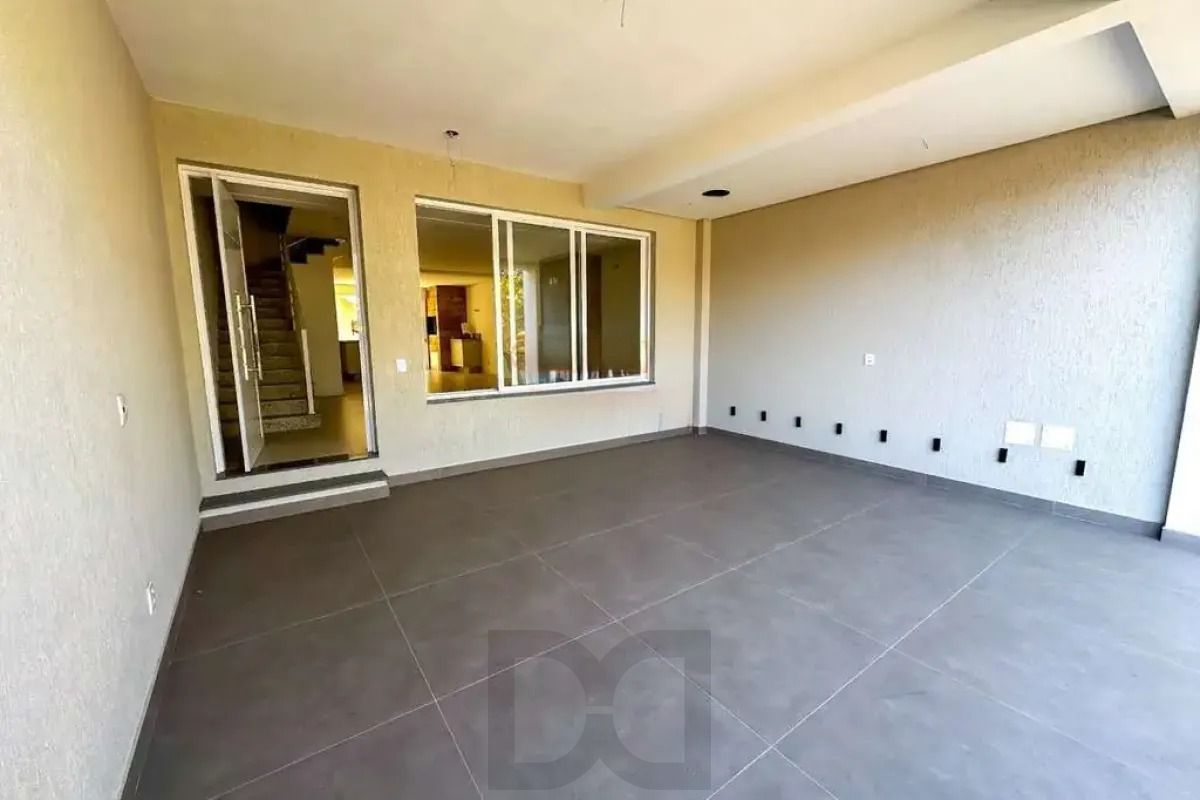 Casa com 3 dormitórios, suíte, churrasqueira, lareira e 2 vagas de garagem. — foto 2