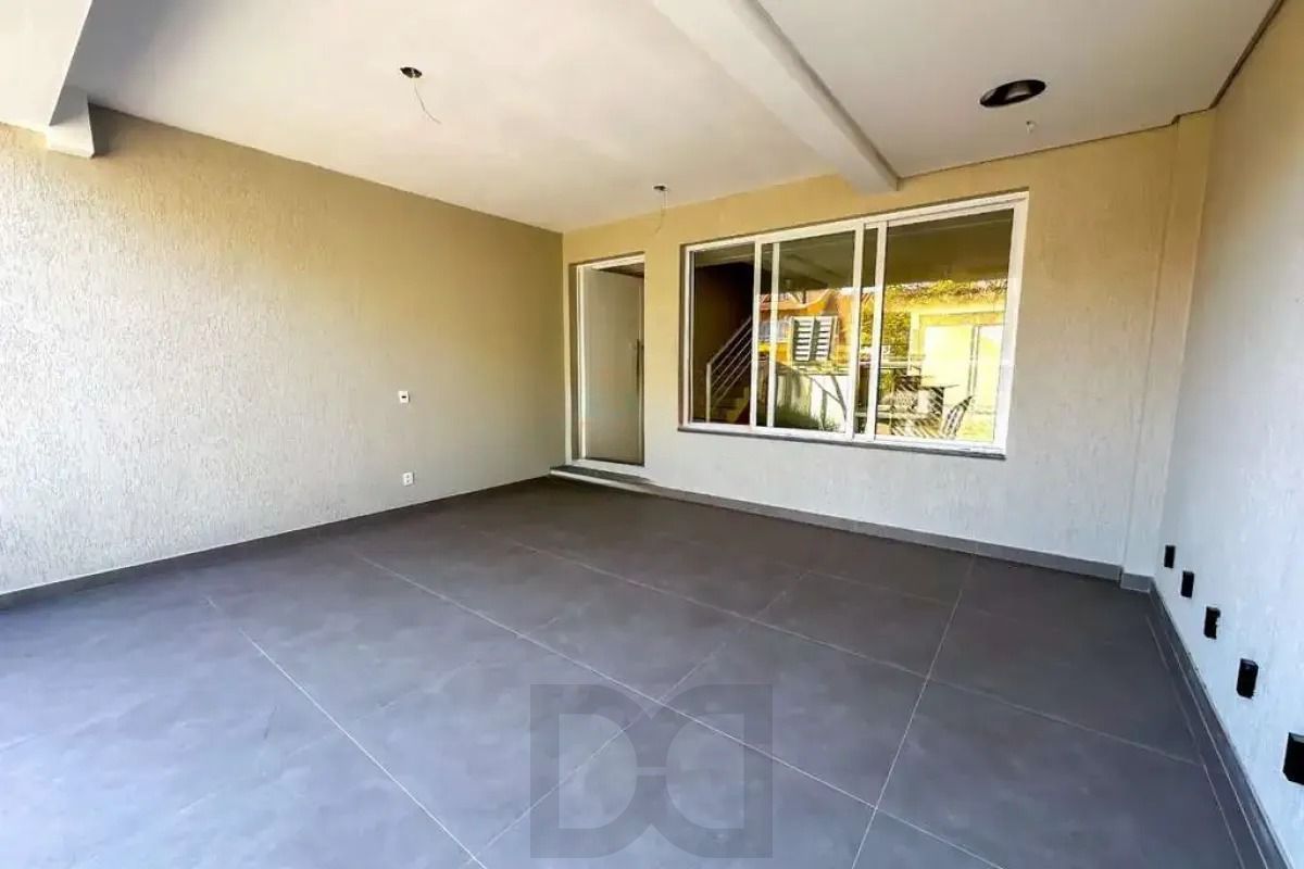 Casa com 3 dormitórios, suíte, churrasqueira, lareira e 2 vagas de garagem. — foto 3