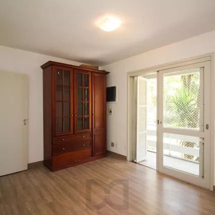 Apartamento com 2 dormitórios, banheiro auxiliar e 2 vagas cobertas. — foto 11