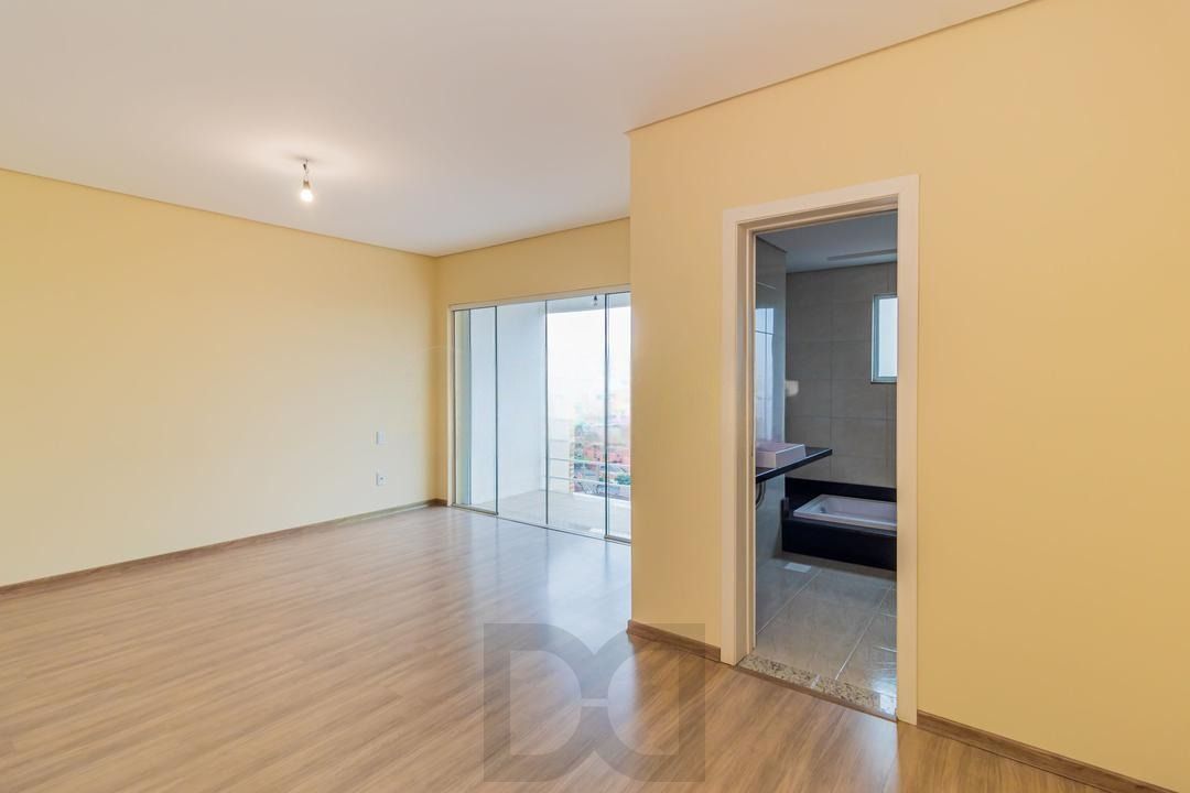 Casa com 3 dormitórios, suíte, lavabo e amplo pátio. — foto 9