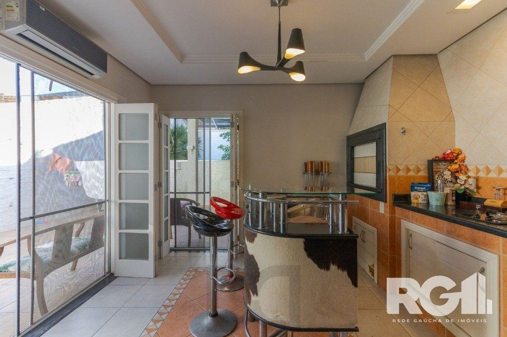 Casa em Condomínio com 3 Suítes, Espaço Gourmet e 5 Vagas de Garagem — foto 3