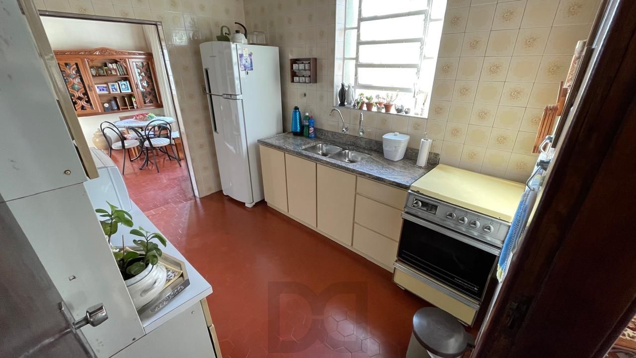 Casa com pátio com 3 dormitórios, 2 banheiros e 4 vagas. — foto 11
