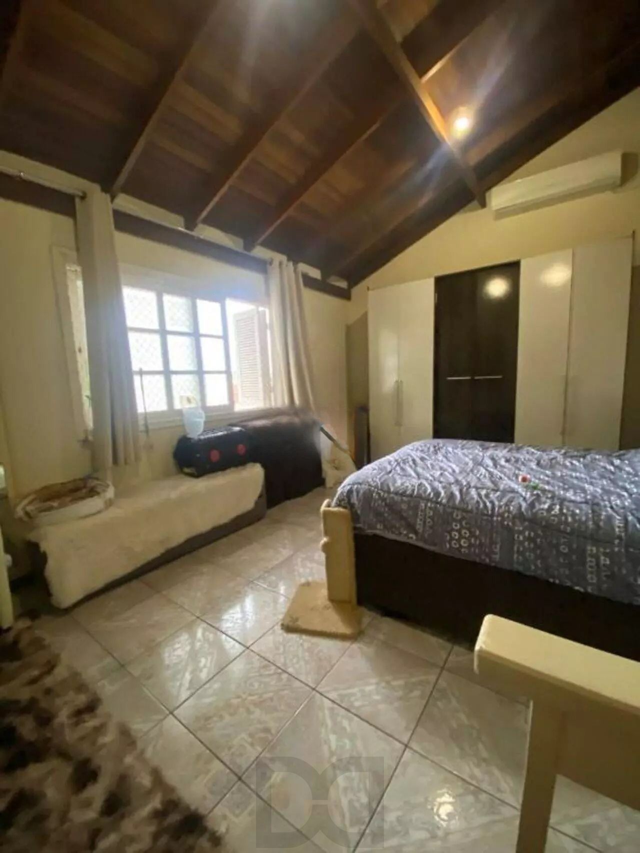 Casa com Duas Residências e Pátio Amplo no Bairro Tranquilo — foto 10