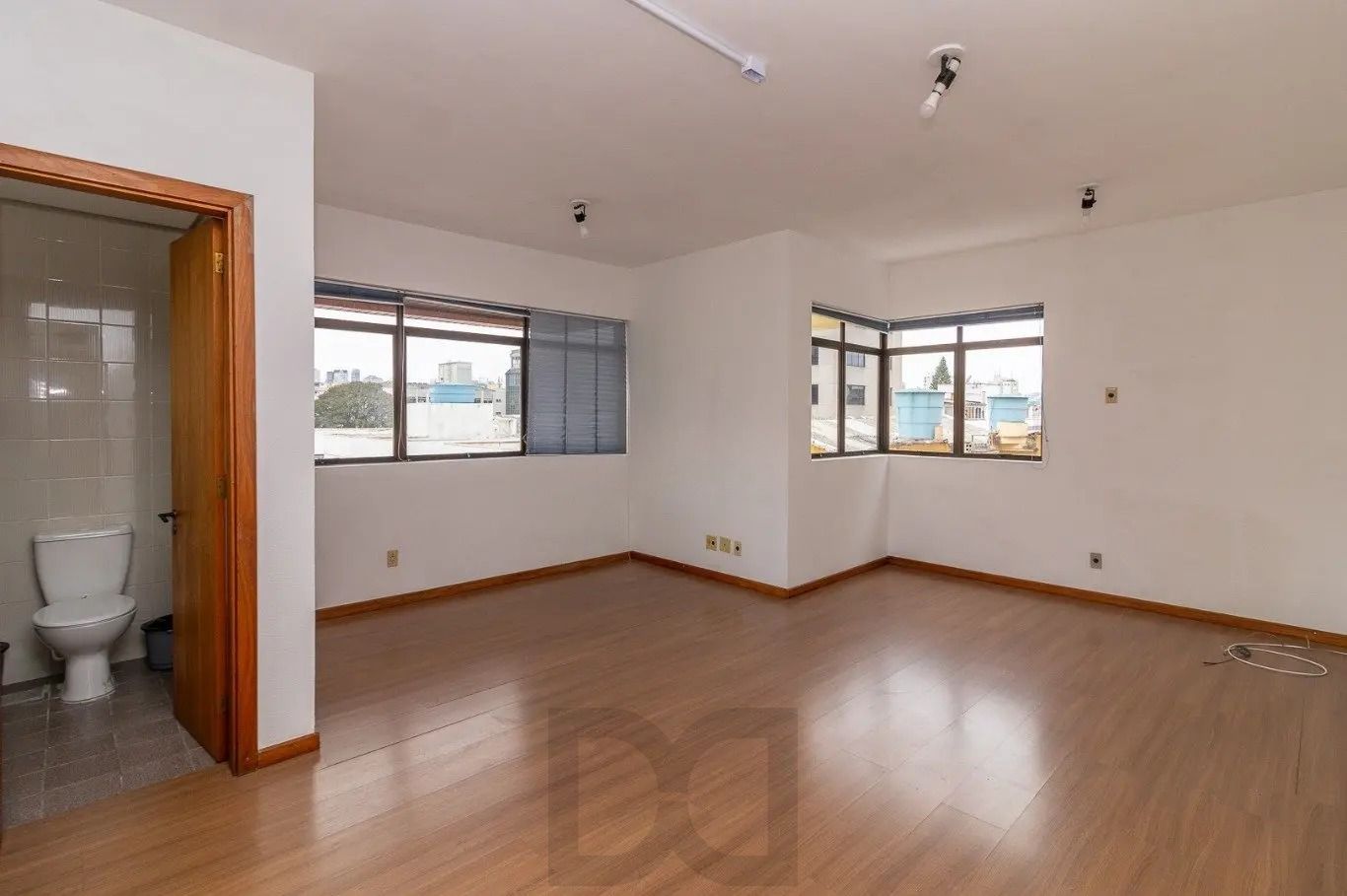Sala a com 40m² privativos vaga e elevador, na Rua Barão do Gravataí, Menino Deus - Porto Alegre. — foto 3