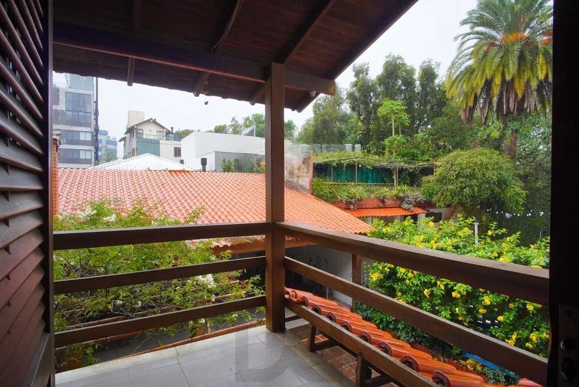 Casa com 4 Dormitórios e Amplo Pátio no Passo D’Areia — foto 1