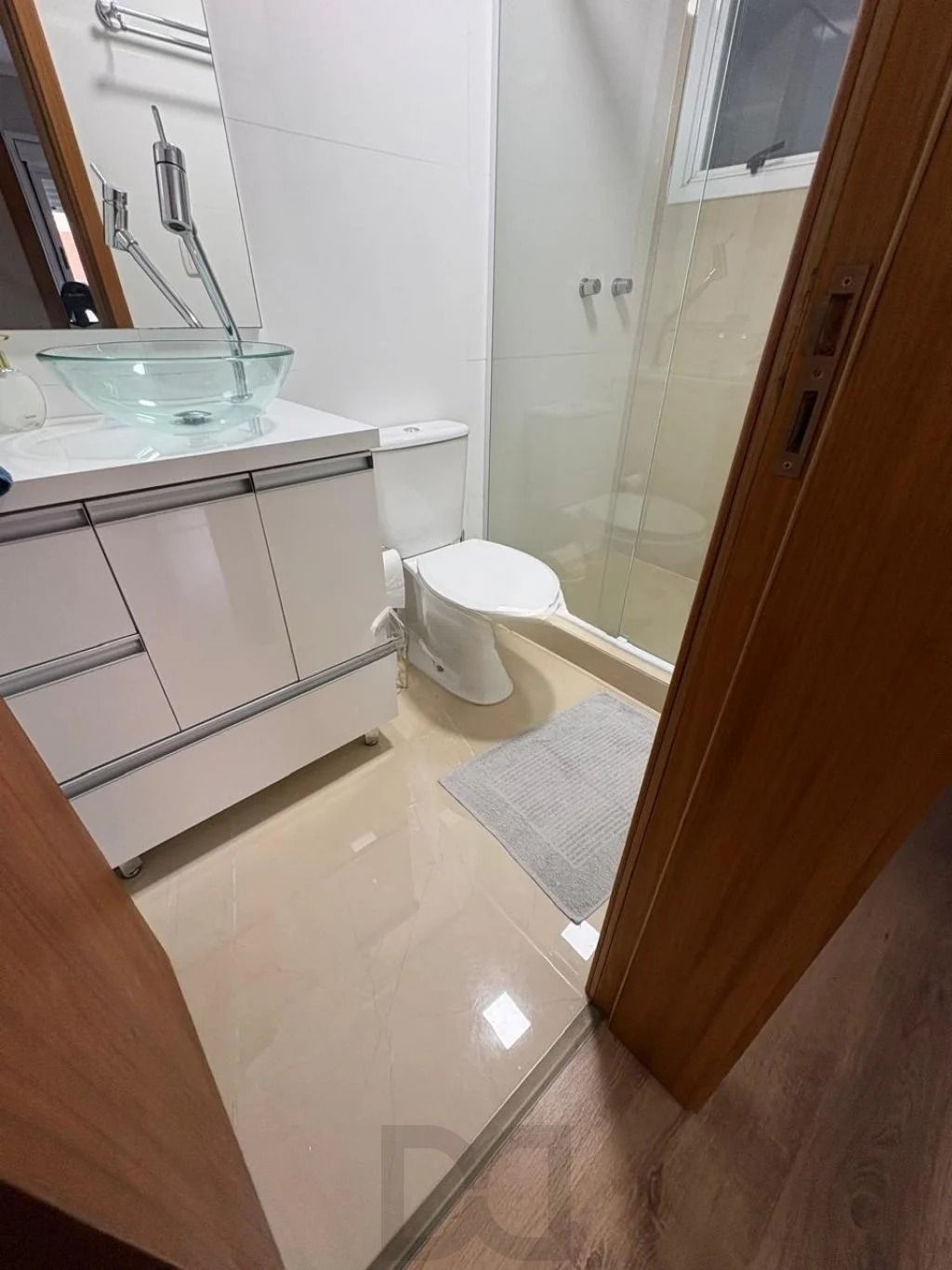 Apartamento com 2 dormitórios, suíte, sacada e churrasqueira. — foto 4