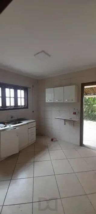 Casa térrea com 2 dormitórios, amplo pátio e 3 vagas. — foto 5