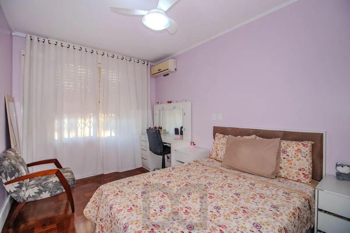 Casa Reformada com 5 Dormitórios e Amplo Pátio — foto 22