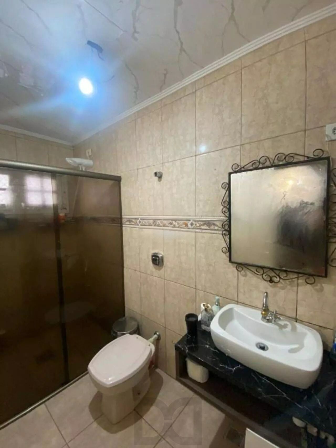 Casa com Duas Residências e Pátio Amplo no Bairro Tranquilo — foto 9