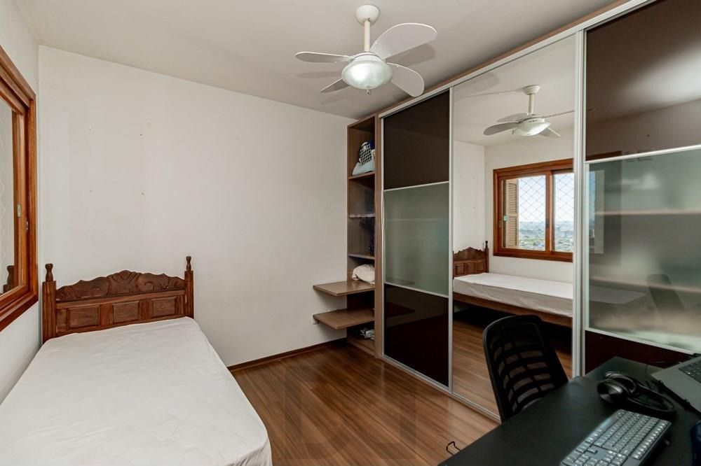 Apartamento com 3 dormitórios (sendo 1 suíte), 2 banheiros, lareira, churrasqueira e 2 vagas de garagem. — foto 11