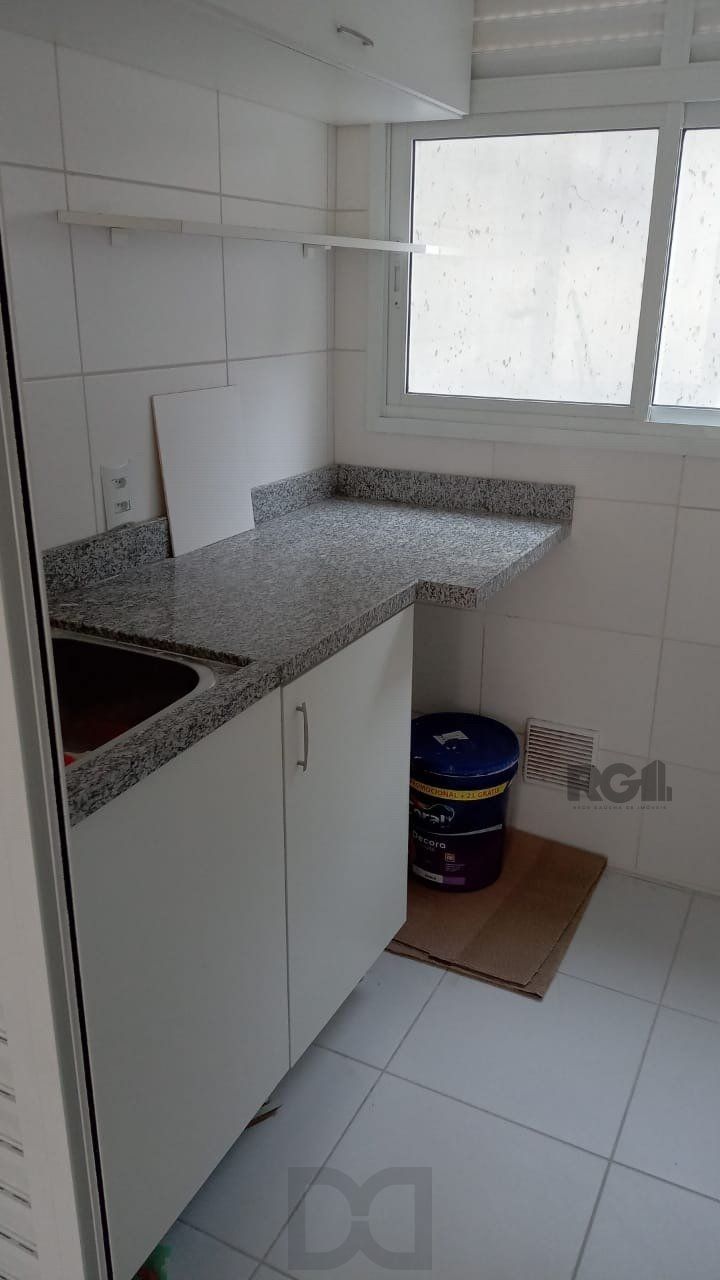 Apartamento com TERRAÇO, localizado num dos mais sofisticados bairros de Porto Alegre, bairro Rio Branco. Apartamento totalmente mobiliado. — foto 3