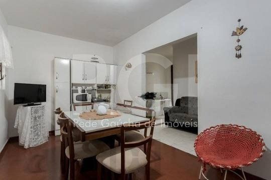 Casa composta por seis(6) dormitórios, no bairro Passo da Areia em Porto Alegre/RS. — foto 9