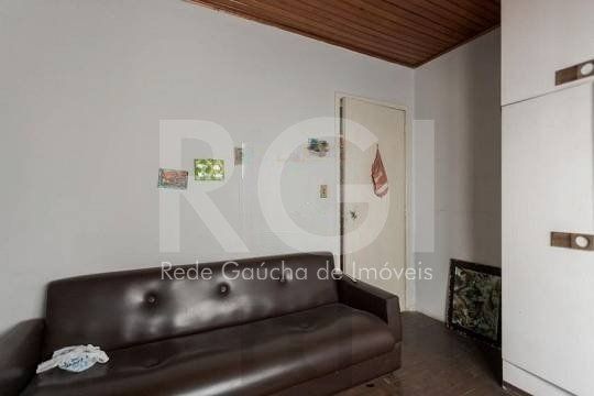 Casa composta por seis(6) dormitórios, no bairro Passo da Areia em Porto Alegre/RS. — foto 19
