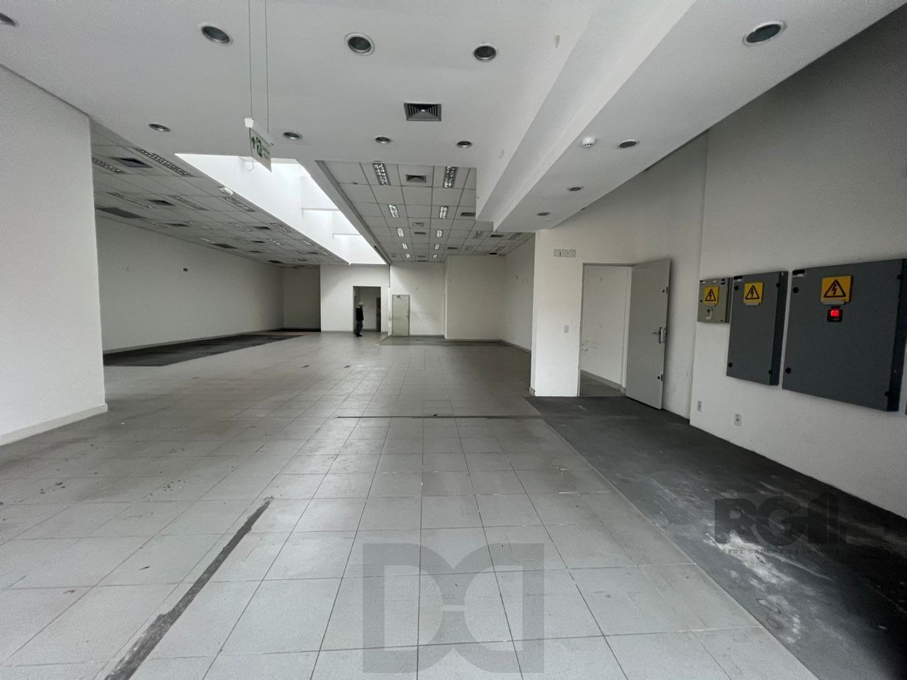 Loja para Venda - 450m², 0 dormitórios, 1 vaga - Petrópolis — foto 2