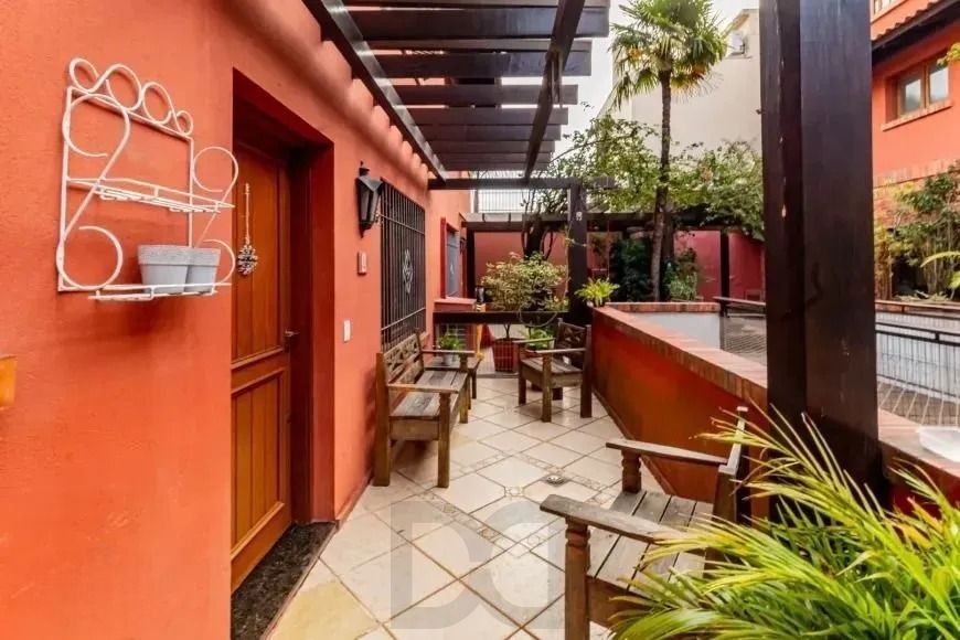 Casa com 214m², localizado no bairro Vila Jardim em Porto Alegre/RS. — foto 23