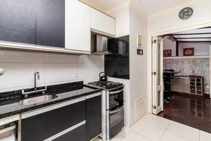 Casa com 214m², localizado no bairro Vila Jardim em Porto Alegre/RS. — foto 6