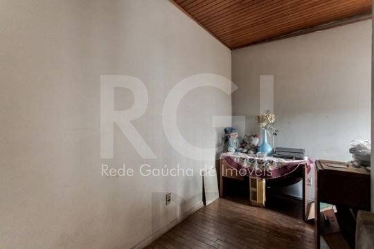 Casa composta por seis(6) dormitórios, no bairro Passo da Areia em Porto Alegre/RS. — foto 22
