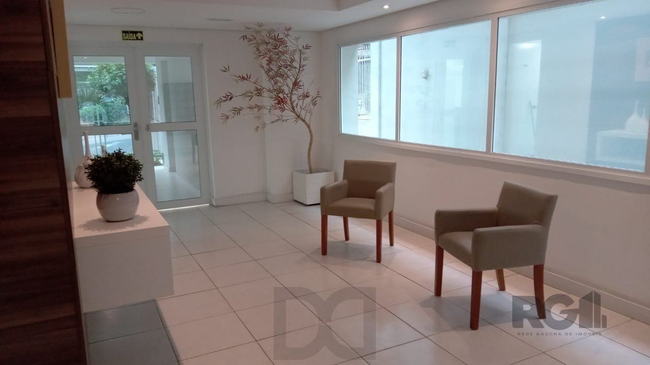 Apartamento com TERRAÇO, localizado num dos mais sofisticados bairros de Porto Alegre, bairro Rio Branco. Apartamento totalmente mobiliado. — foto 16