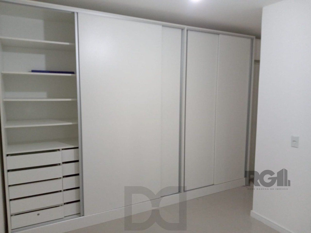 Apartamento com TERRAÇO, localizado num dos mais sofisticados bairros de Porto Alegre, bairro Rio Branco. Apartamento totalmente mobiliado. — foto 7