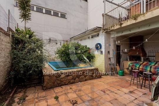 Casa composta por seis(6) dormitórios, no bairro Passo da Areia em Porto Alegre/RS. — foto 37