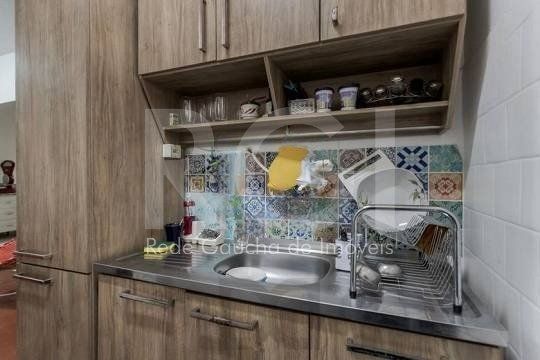Casa composta por seis(6) dormitórios, no bairro Passo da Areia em Porto Alegre/RS. — foto 29