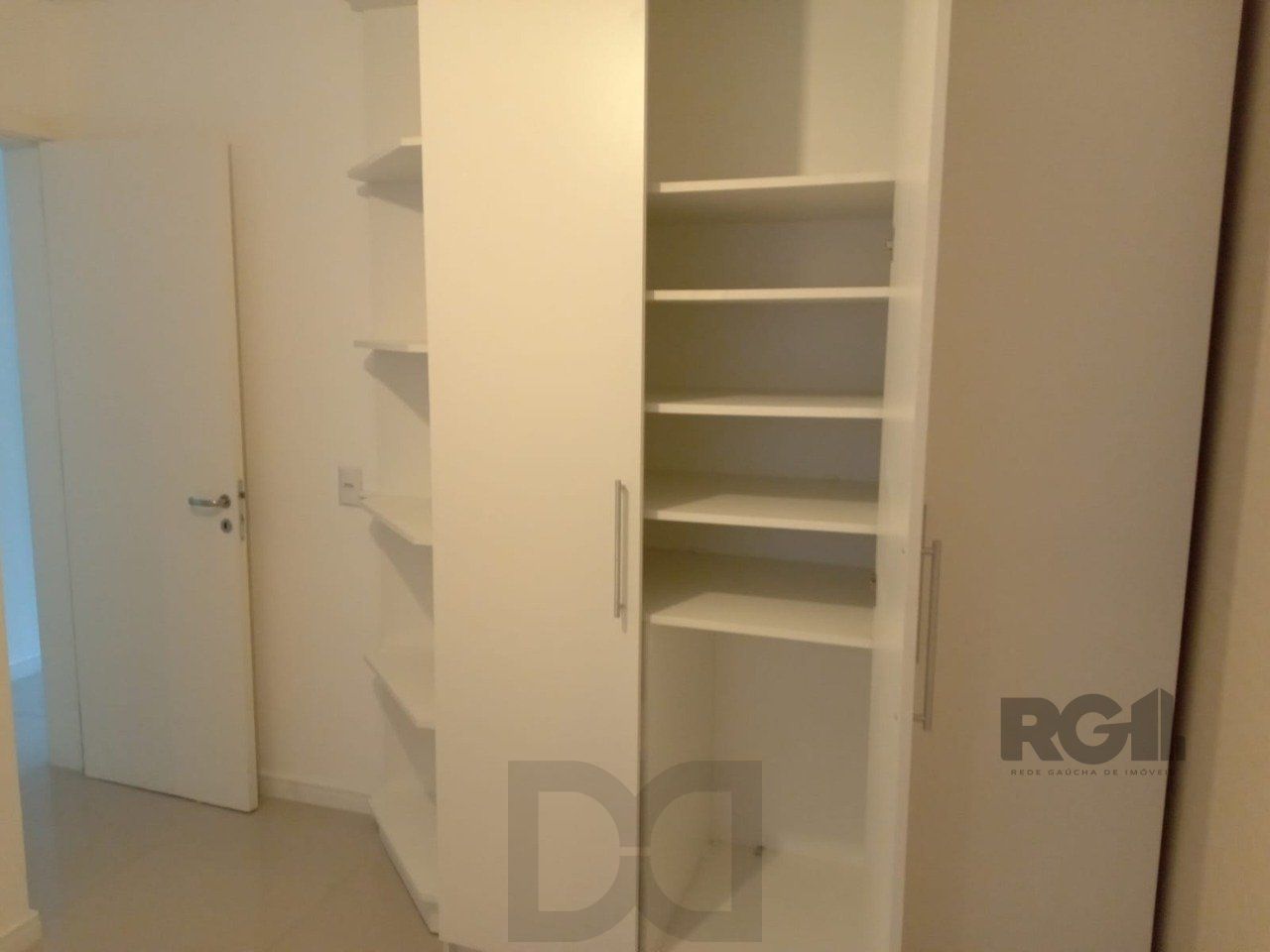Apartamento com TERRAÇO, localizado num dos mais sofisticados bairros de Porto Alegre, bairro Rio Branco. Apartamento totalmente mobiliado. — foto 5