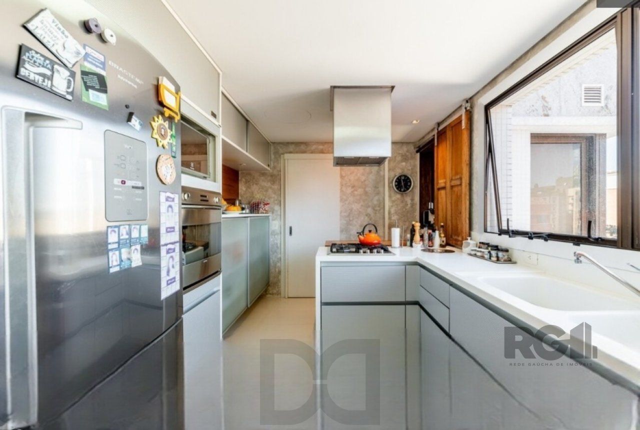 Casa no bairro Boa Vista em porto alegre com piscina, churrasqueira, lareira e garagem para 3 carros. — foto 18