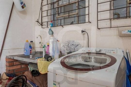 Casa composta por seis(6) dormitórios, no bairro Passo da Areia em Porto Alegre/RS. — foto 42