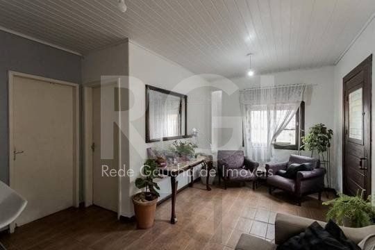 Casa composta por seis(6) dormitórios, no bairro Passo da Areia em Porto Alegre/RS. — foto 2