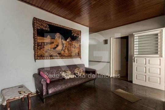 Casa composta por seis(6) dormitórios, no bairro Passo da Areia em Porto Alegre/RS. — foto 4