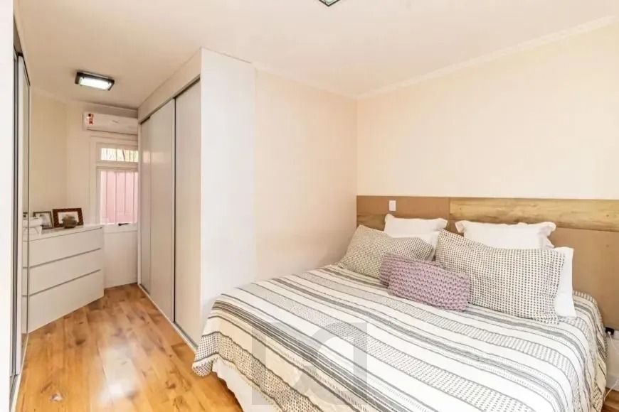 Casa com 214m², localizado no bairro Vila Jardim em Porto Alegre/RS. — foto 16