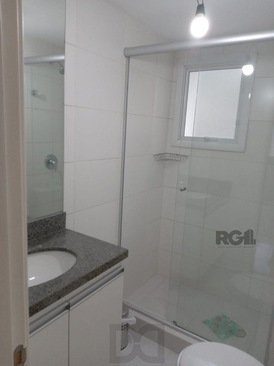 Apartamento com TERRAÇO, localizado num dos mais sofisticados bairros de Porto Alegre, bairro Rio Branco. Apartamento totalmente mobiliado. — foto 10