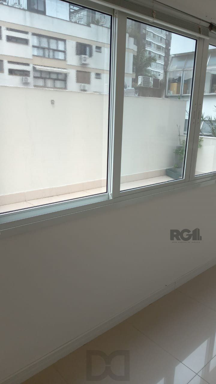 Apartamento com TERRAÇO, localizado num dos mais sofisticados bairros de Porto Alegre, bairro Rio Branco. Apartamento totalmente mobiliado. — foto 9