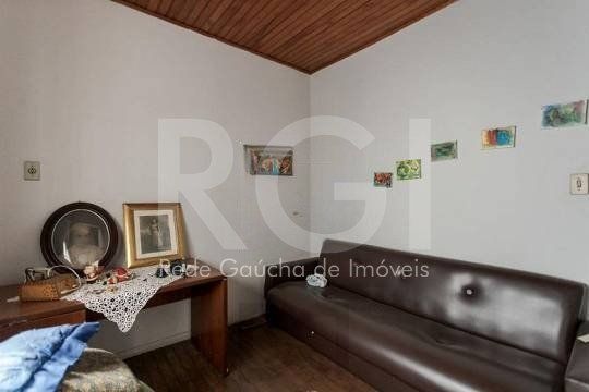Casa composta por seis(6) dormitórios, no bairro Passo da Areia em Porto Alegre/RS. — foto 20