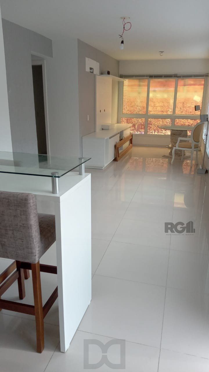 Apartamento com TERRAÇO, localizado num dos mais sofisticados bairros de Porto Alegre, bairro Rio Branco. Apartamento totalmente mobiliado. — foto 2