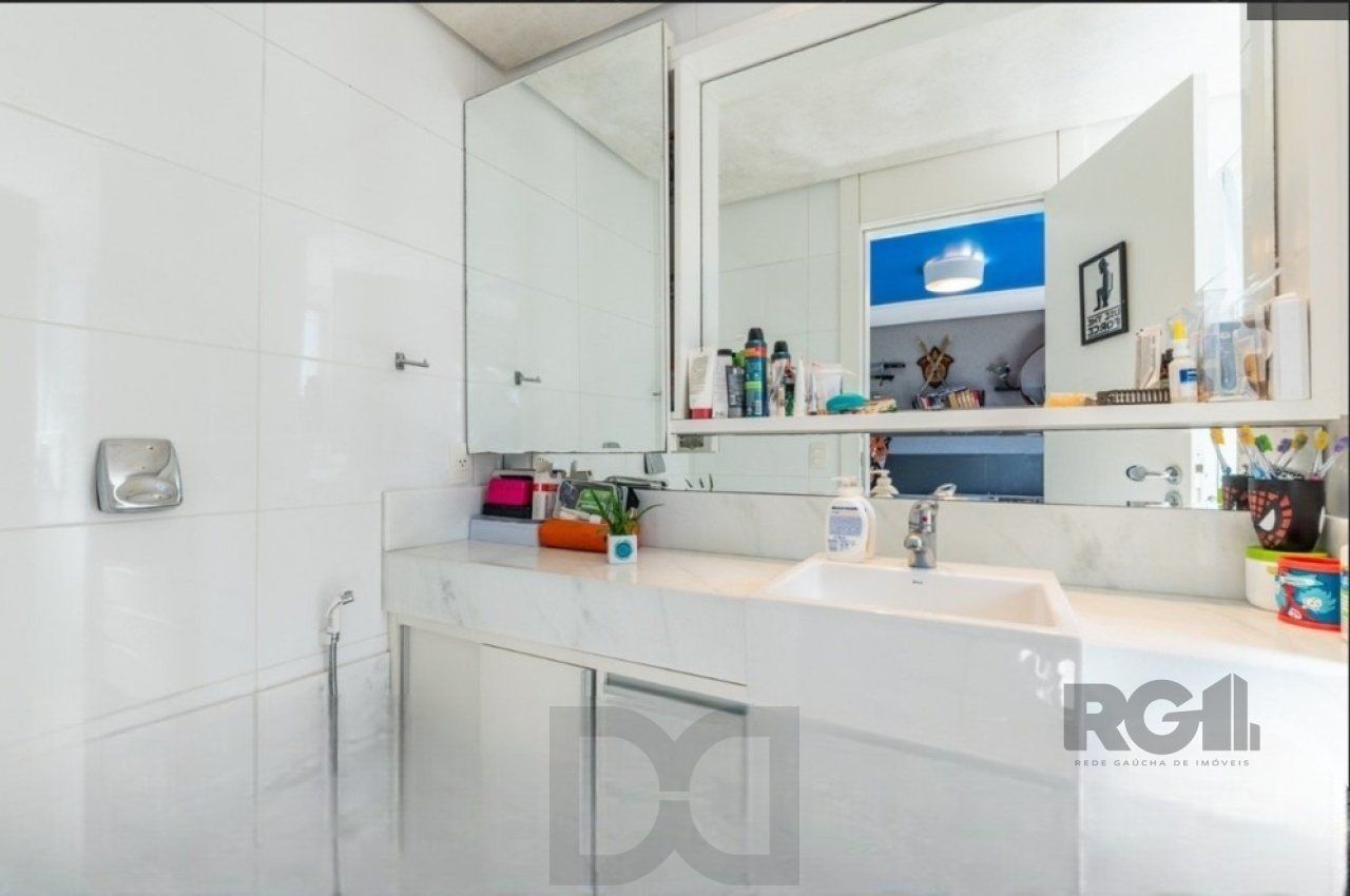 Casa no bairro Boa Vista em porto alegre com piscina, churrasqueira, lareira e garagem para 3 carros. — foto 11