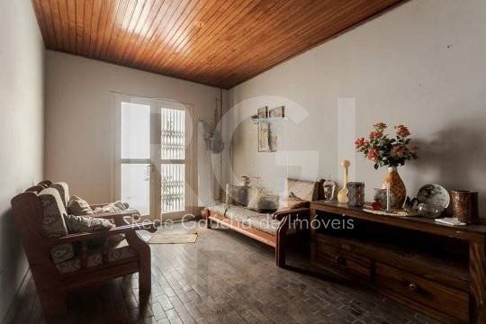 Casa composta por seis(6) dormitórios, no bairro Passo da Areia em Porto Alegre/RS. — foto 3