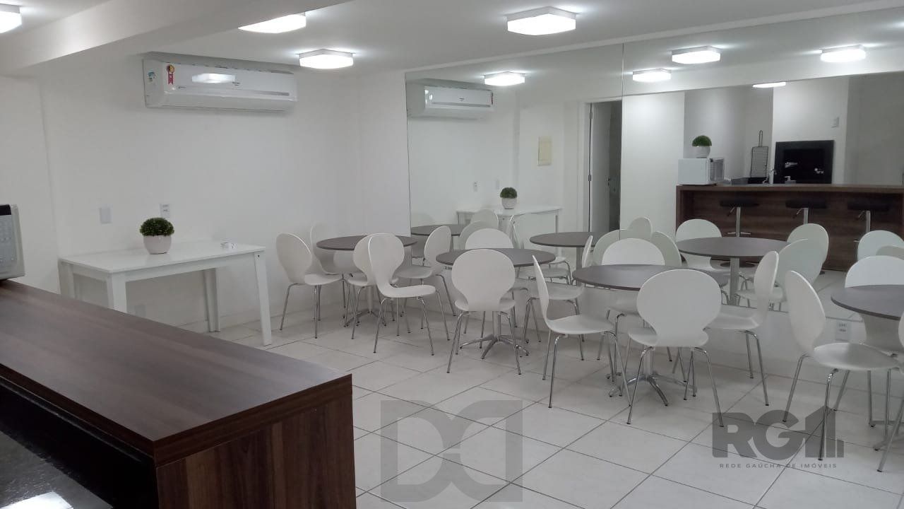 Apartamento com TERRAÇO, localizado num dos mais sofisticados bairros de Porto Alegre, bairro Rio Branco. Apartamento totalmente mobiliado. — foto 15