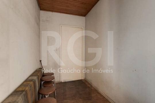 Casa composta por seis(6) dormitórios, no bairro Passo da Areia em Porto Alegre/RS. — foto 23