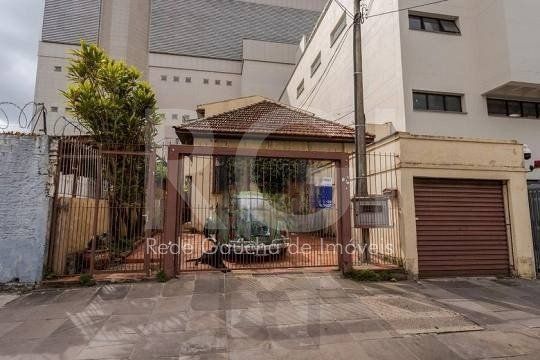 Casa composta por seis(6) dormitórios, no bairro Passo da Areia em Porto Alegre/RS. — foto 1
