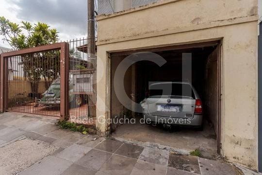 Casa composta por seis(6) dormitórios, no bairro Passo da Areia em Porto Alegre/RS. — foto 47