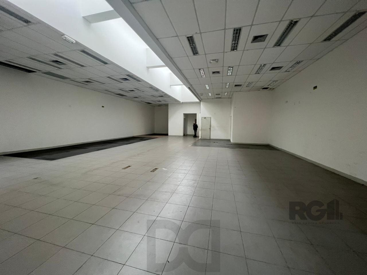 Loja para Venda - 450m², 0 dormitórios, 1 vaga - Petrópolis — foto 11