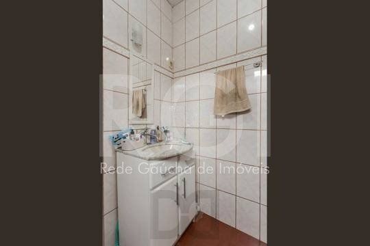 Casa composta por seis(6) dormitórios, no bairro Passo da Areia em Porto Alegre/RS. — foto 26