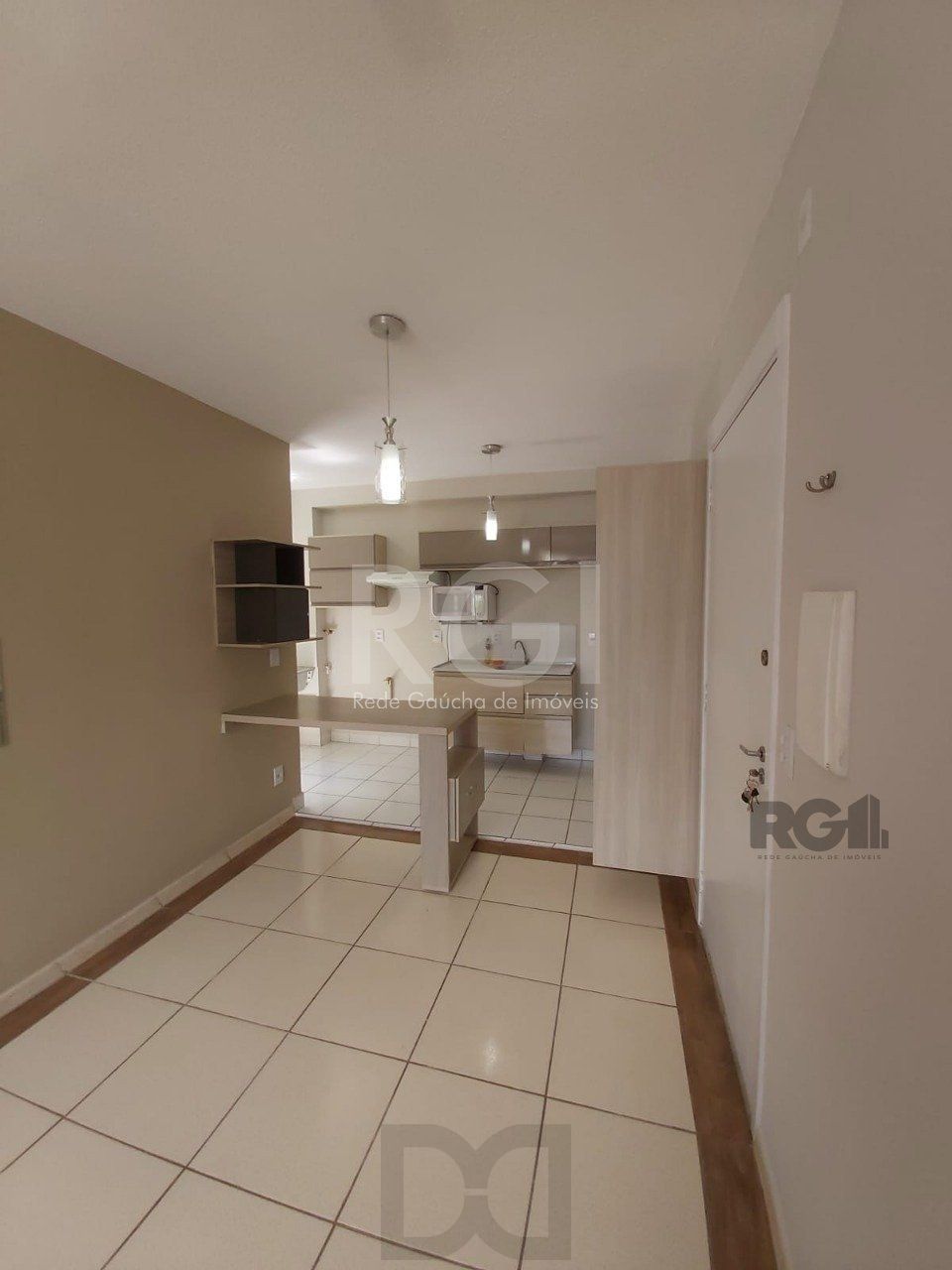 Apartamento com 01 dormitório, sala, cozinha, banheiro social, bem arejado,  ótima localização, próximo a UNIVERSIDADE DA FAPA. — foto 2