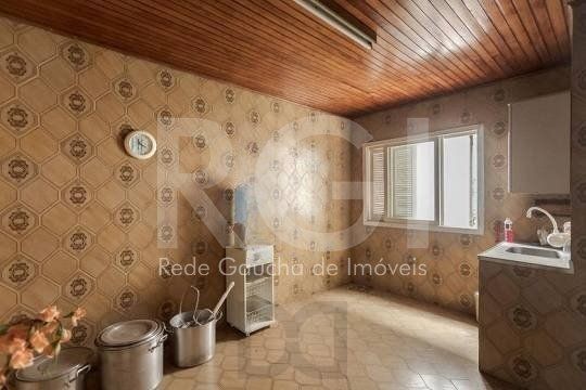 Casa composta por seis(6) dormitórios, no bairro Passo da Areia em Porto Alegre/RS. — foto 31