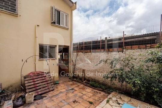 Casa composta por seis(6) dormitórios, no bairro Passo da Areia em Porto Alegre/RS. — foto 40