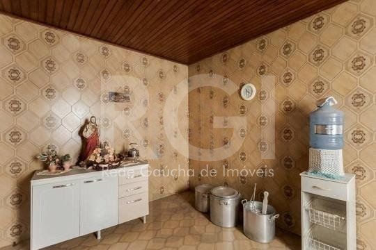 Casa composta por seis(6) dormitórios, no bairro Passo da Areia em Porto Alegre/RS. — foto 32